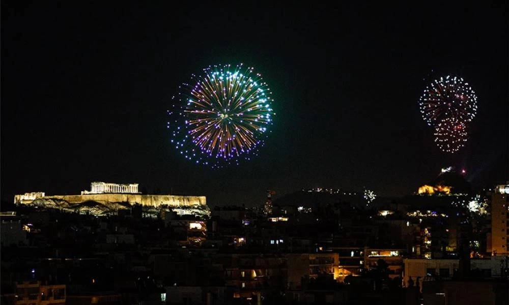 Με ένα φαντασμαγορικό υπερθέαμα η Αθήνα υποδέχτηκε το 2021 (βίντεο)
